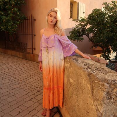 Long dress with gold print, thin straps and off-the-shoulder