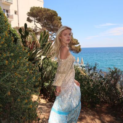 Long dress with gold print, thin straps and off-the-shoulder