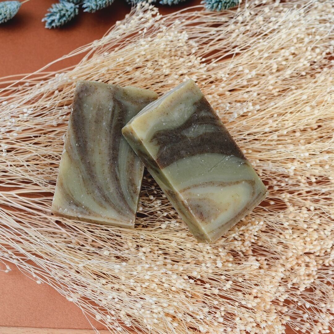 Savon solide Emeraude - Argile verte & Ortie - reminéralisant et anti-imperfections. Savon toutes peaux. Saponification à froid. Savon artisanal. Savon naturel. Emballage ensemencé à planter. Zéro déchet. Fleurs mellifères pour les abeilles.
