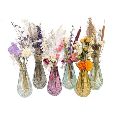 Vase mit kleinem Strauß Trockenblumen
