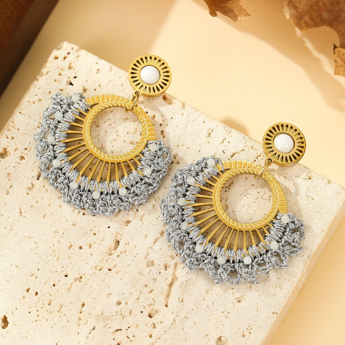 Orecchini pendenti con ventaglio intrecciato in oro e pietra bianca