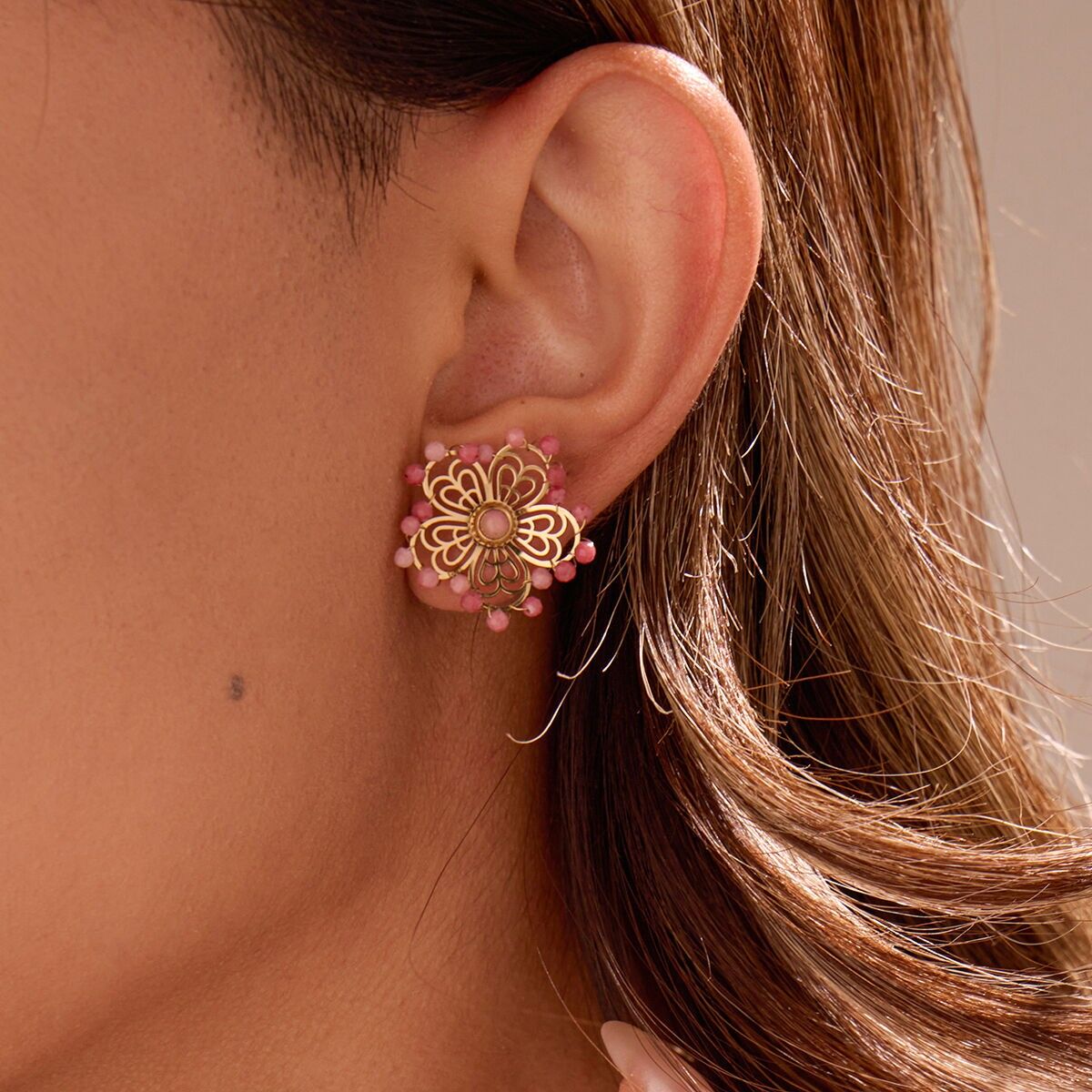 Orecchini con fiore traforato in oro e perle di rodonite rosa