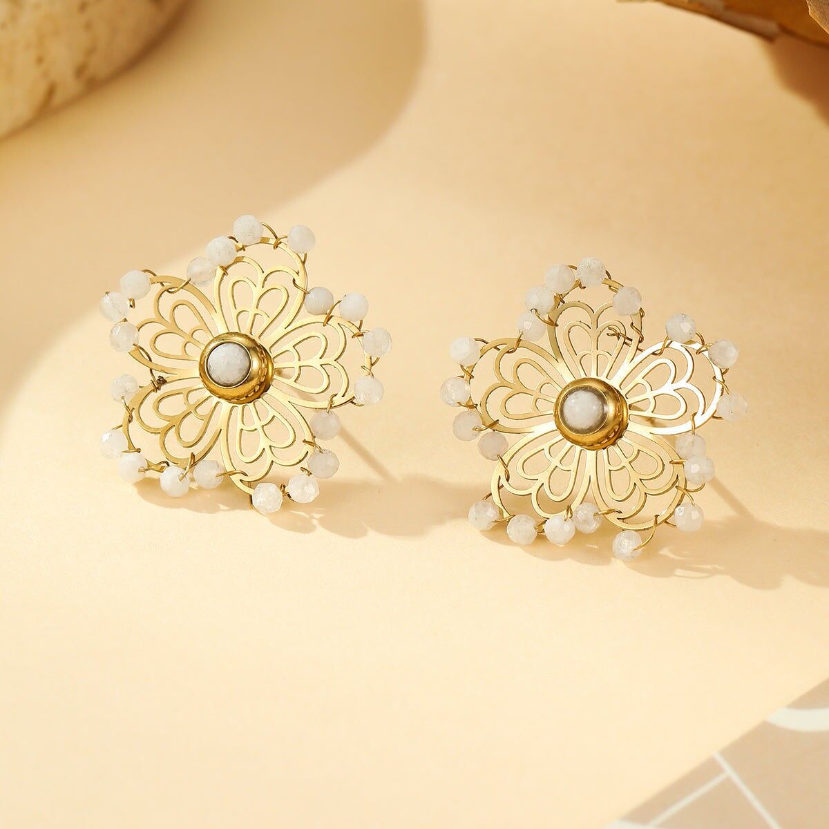 Orecchini con fiori traforati in oro e perle bianche