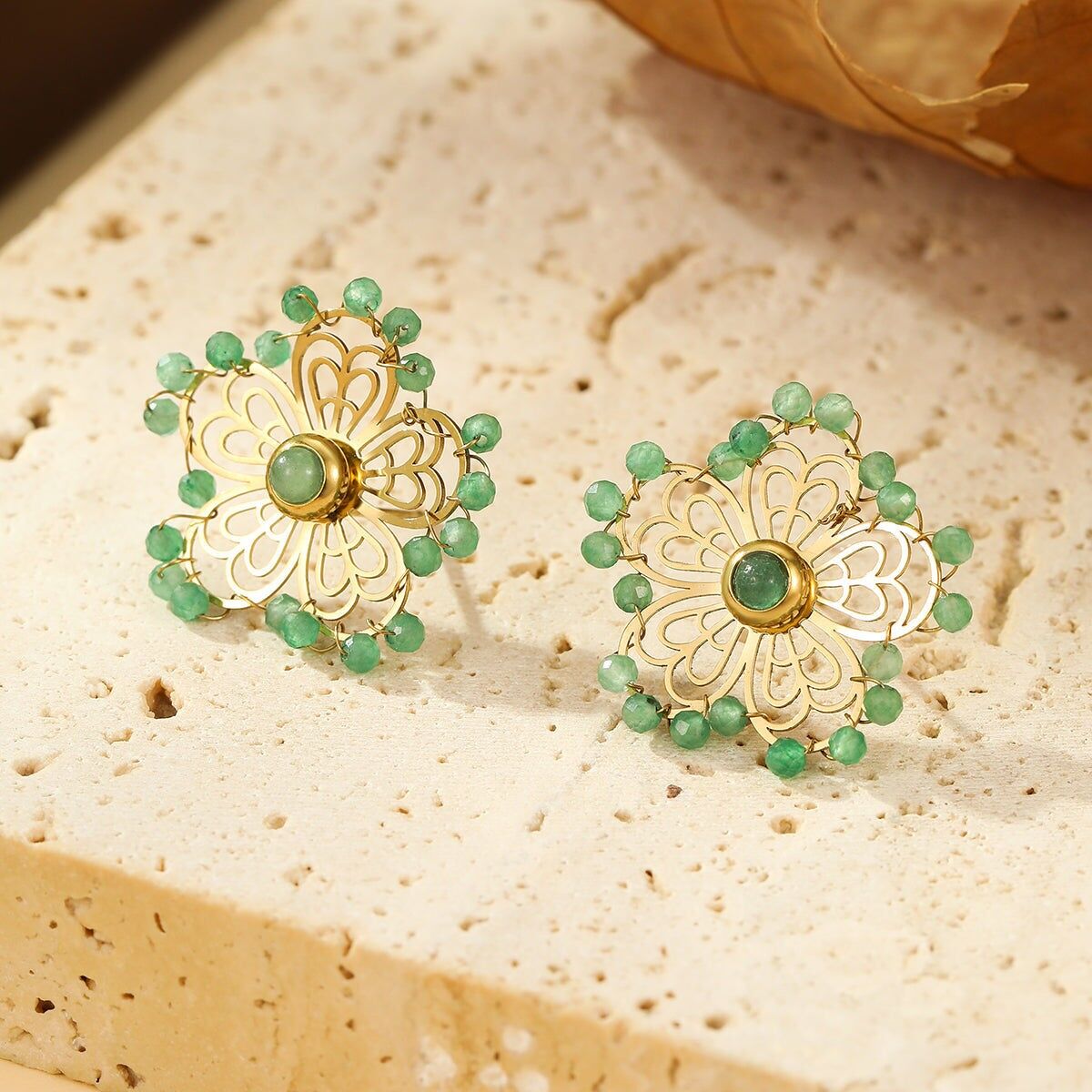 Orecchini con fiore traforato in oro e perle di avventurina verde