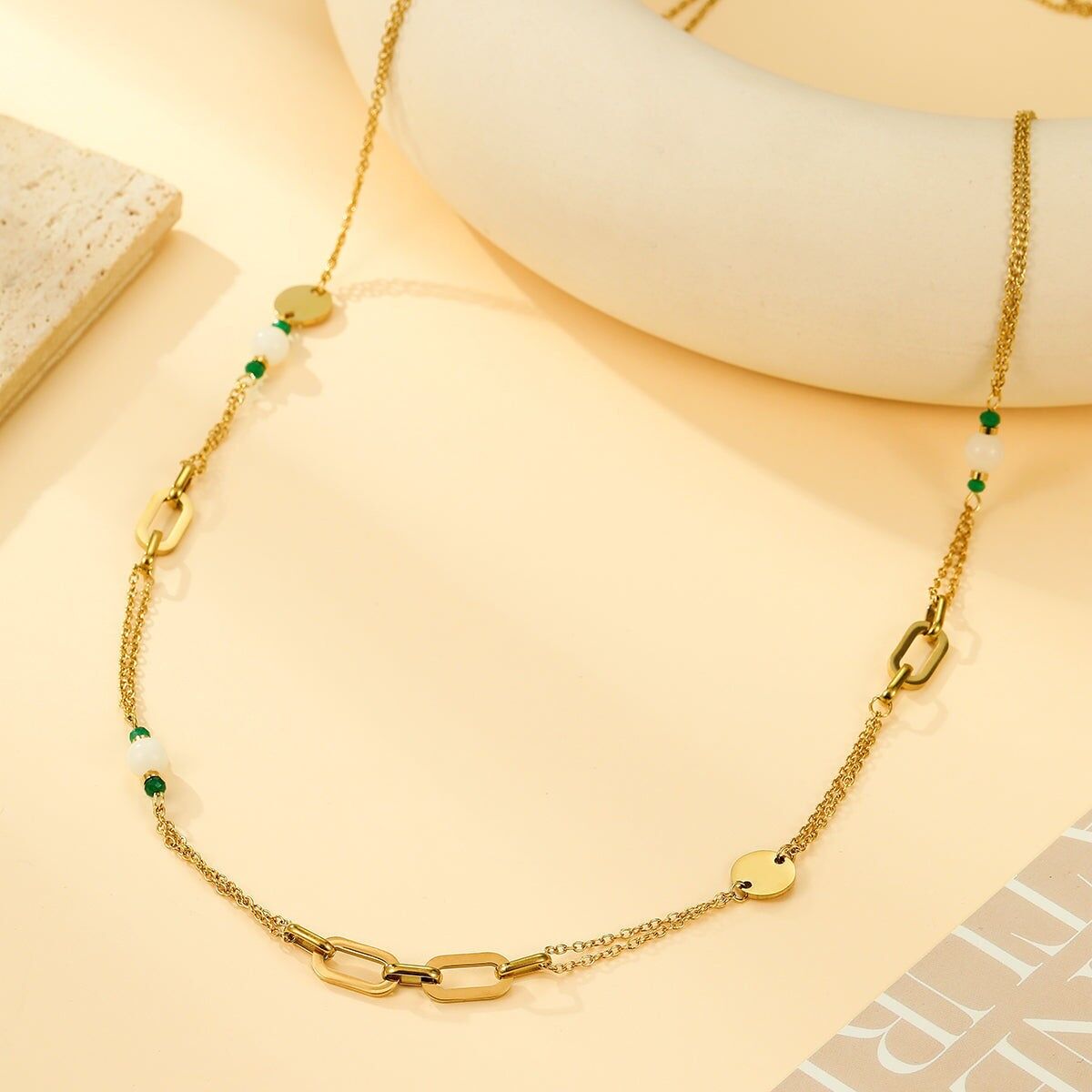 Collana lunga in oro con perline verdi e bianche e maglie ovali