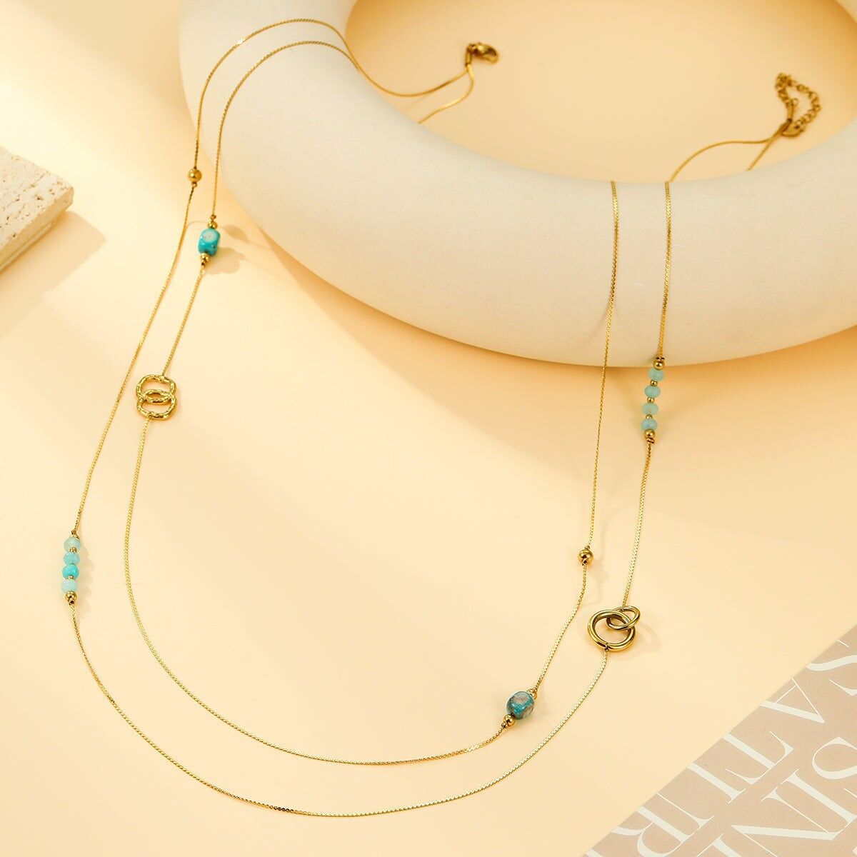 Collana Sautoir pregiata con perline di turchese blu e dettagli dell'anello in oro