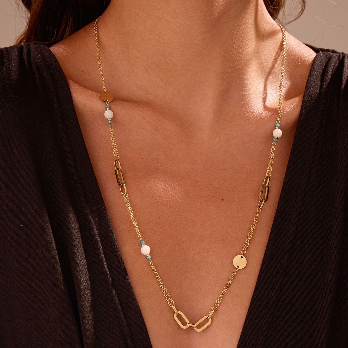 Collana lunga in oro con perline turchesi e bianche e maglie ovali