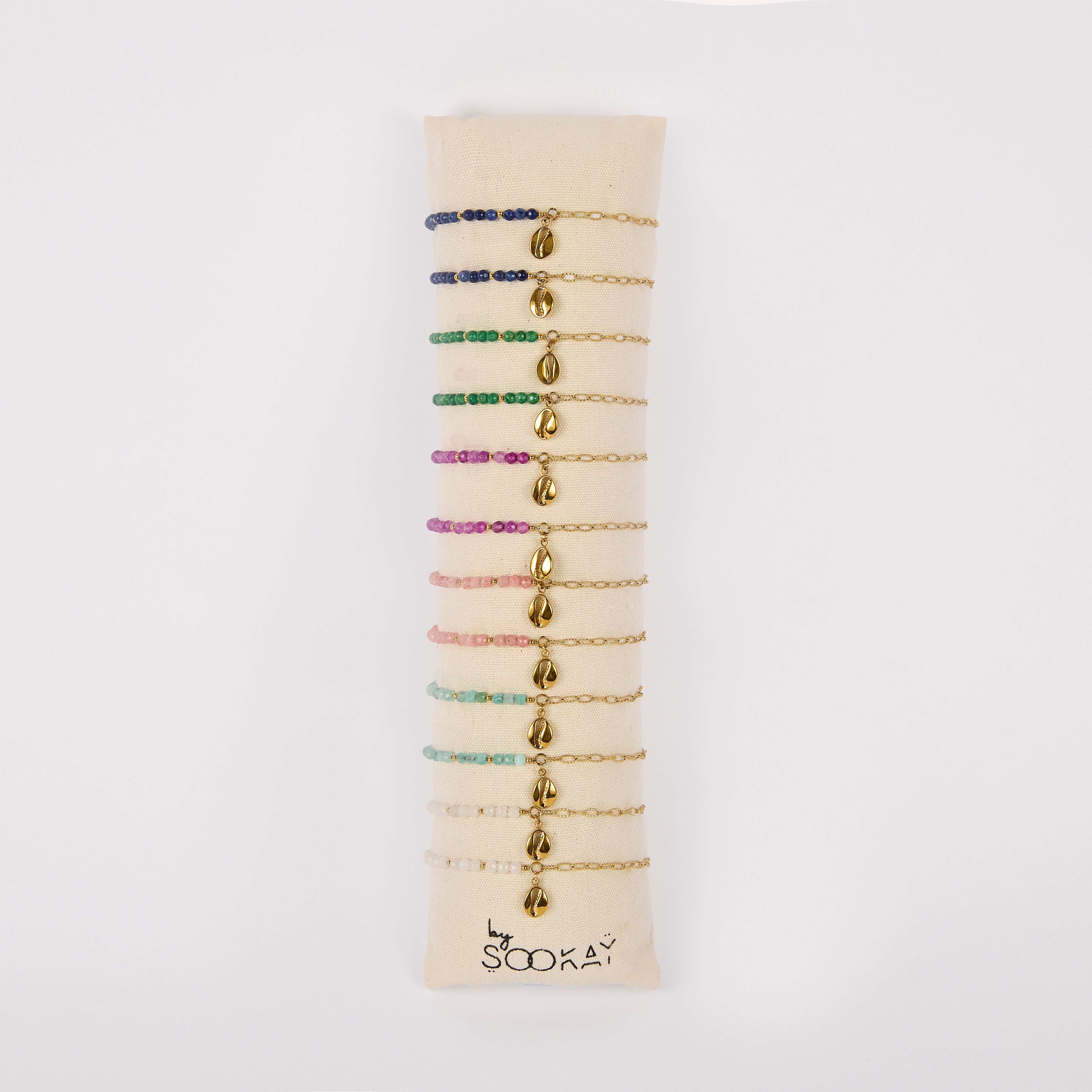 Bracciale Cauri asimmetrico – Agata tinta e acciaio inossidabile martellato