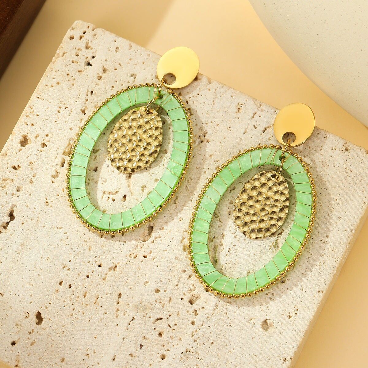 Orecchini pendenti in oro con medaglione ovale verde e martellato