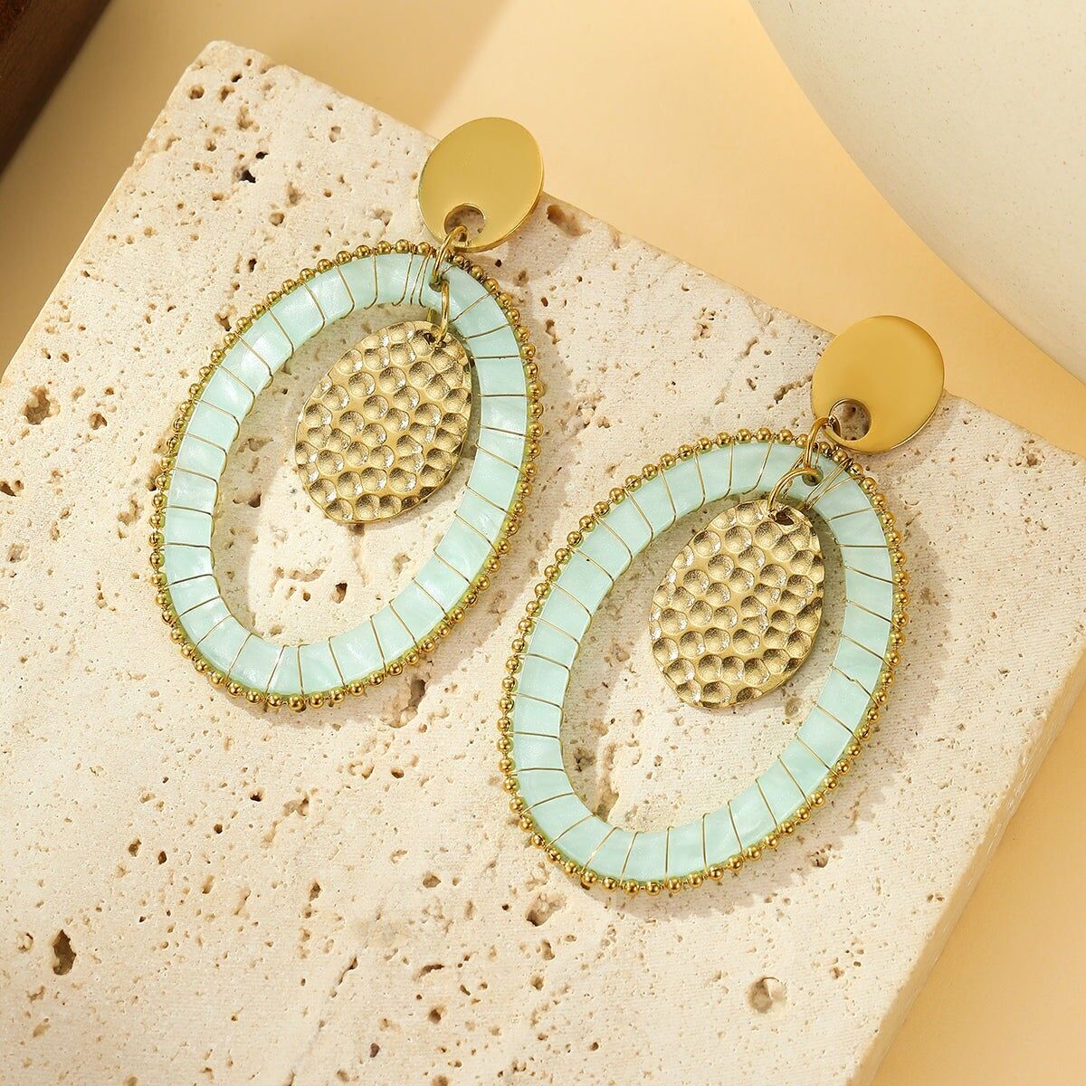 Orecchini pendenti in oro con medaglione ovale blu e martellato