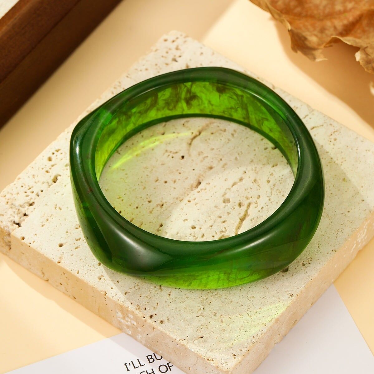Bracciale rigido quadrato in resina verde smeraldo