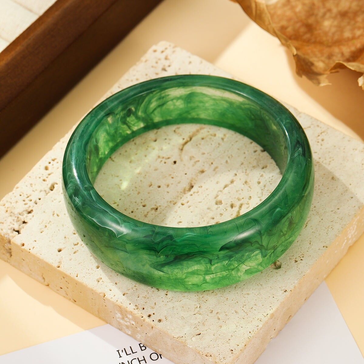 Bracciale rigido rotondo in resina verde smeraldo