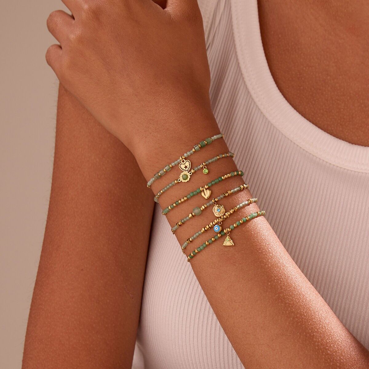 Set di 6 braccialetti dorati con perline turchesi, conchiglia, cuore e ciondoli a stella