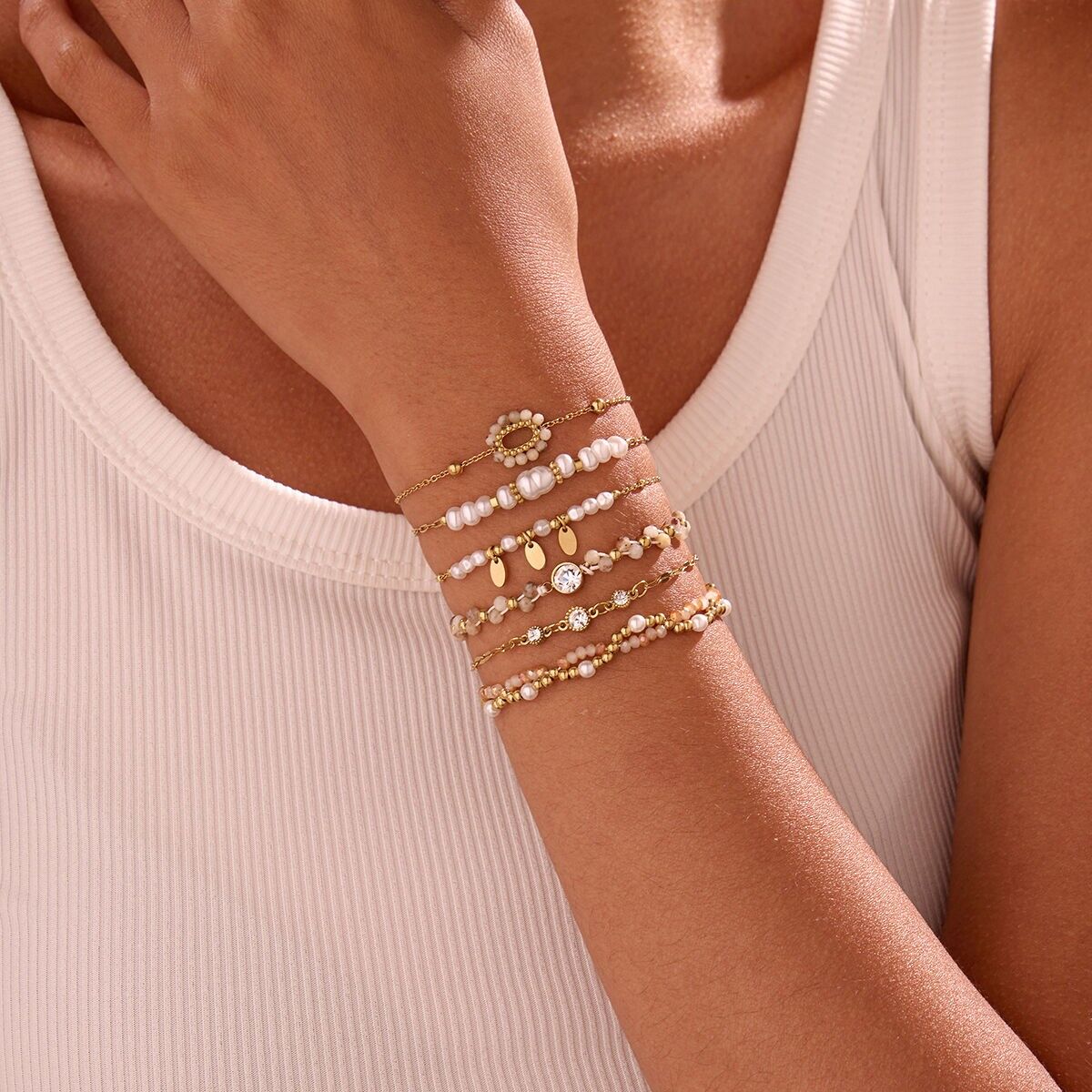 Set di 6 bracciali in oro con perle bianche e strass