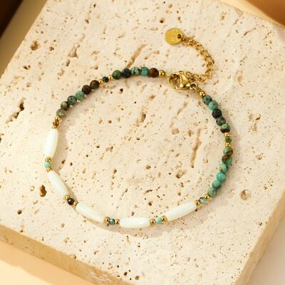 Pulsera de oro con cuentas de turquesa africana y chips alargados de nácar