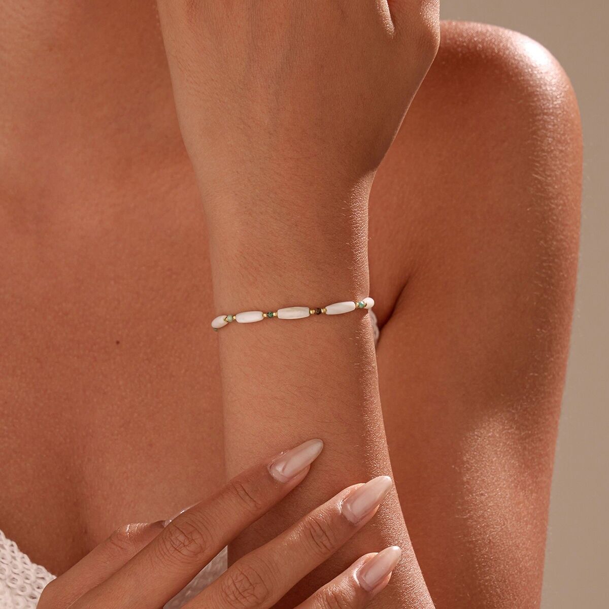 Bracciale in oro con perle di turchese africano e scaglie di madreperla allungate