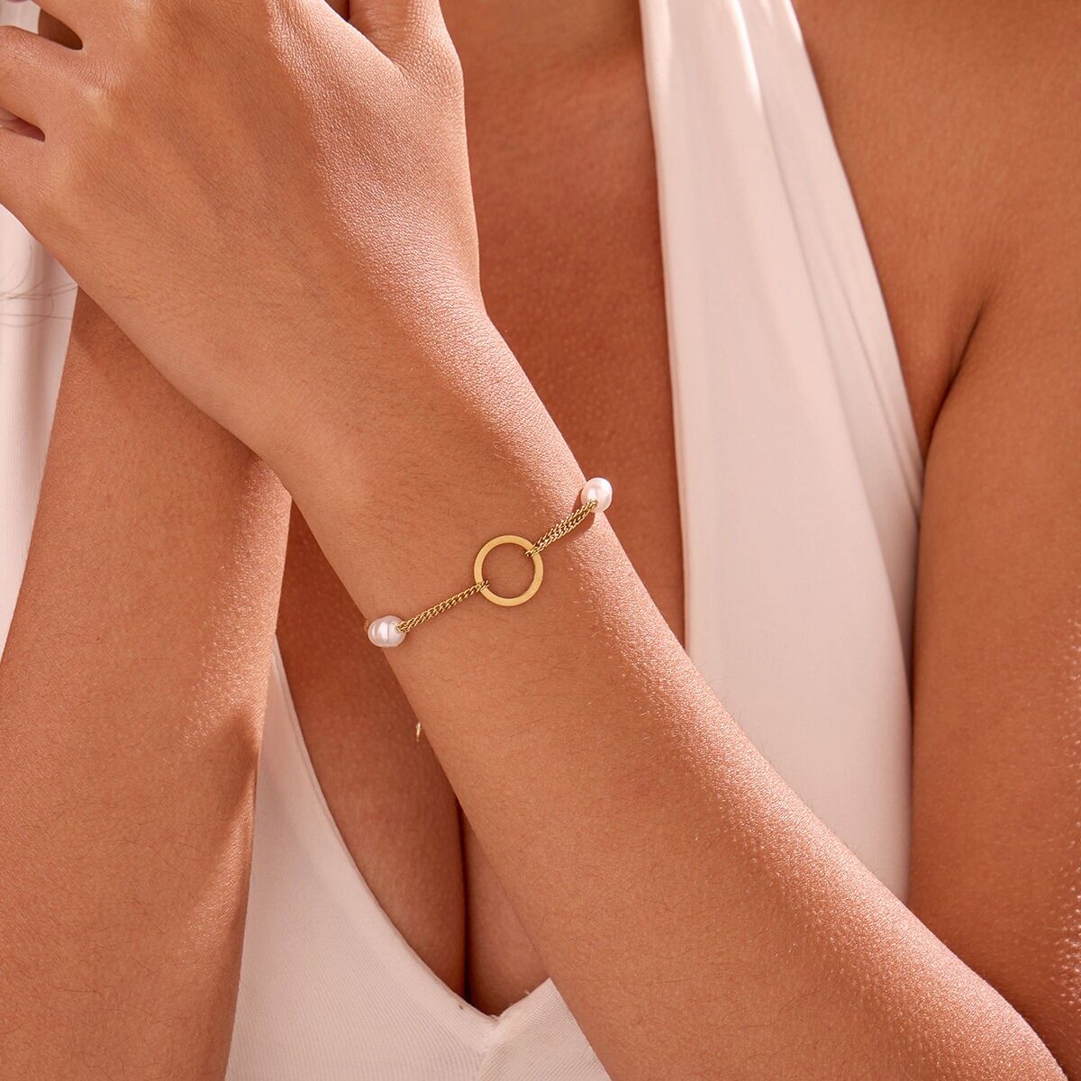 Bracciale a doppia catena in oro con anelli rotondi e perle bianche