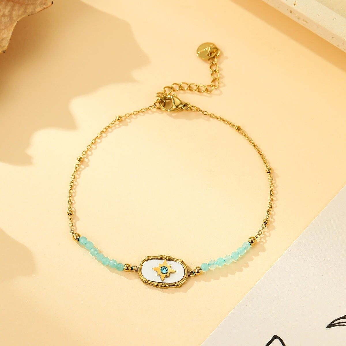 Bracciale in oro con medaglione a stella, strass e pietre di amazzonite