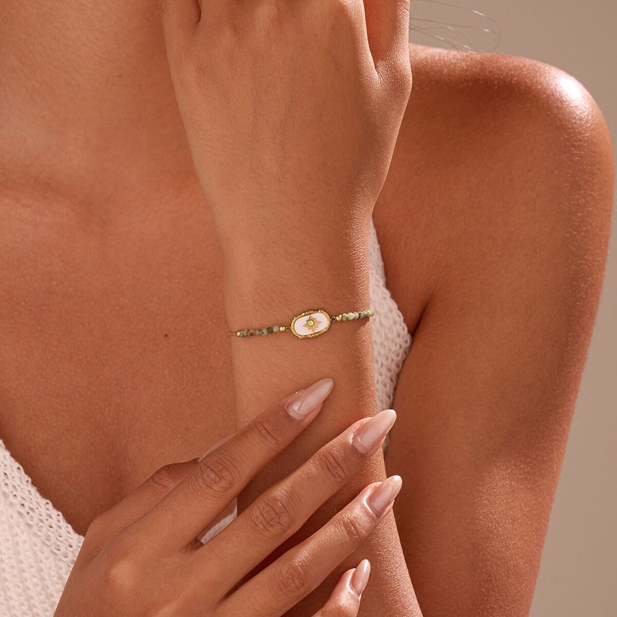 Bracciale in oro con medaglione a stella, strass e pietre di luna