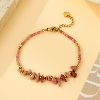 Bracciale in oro con perle sfaccettate rosa cipria e frammenti di rodonite