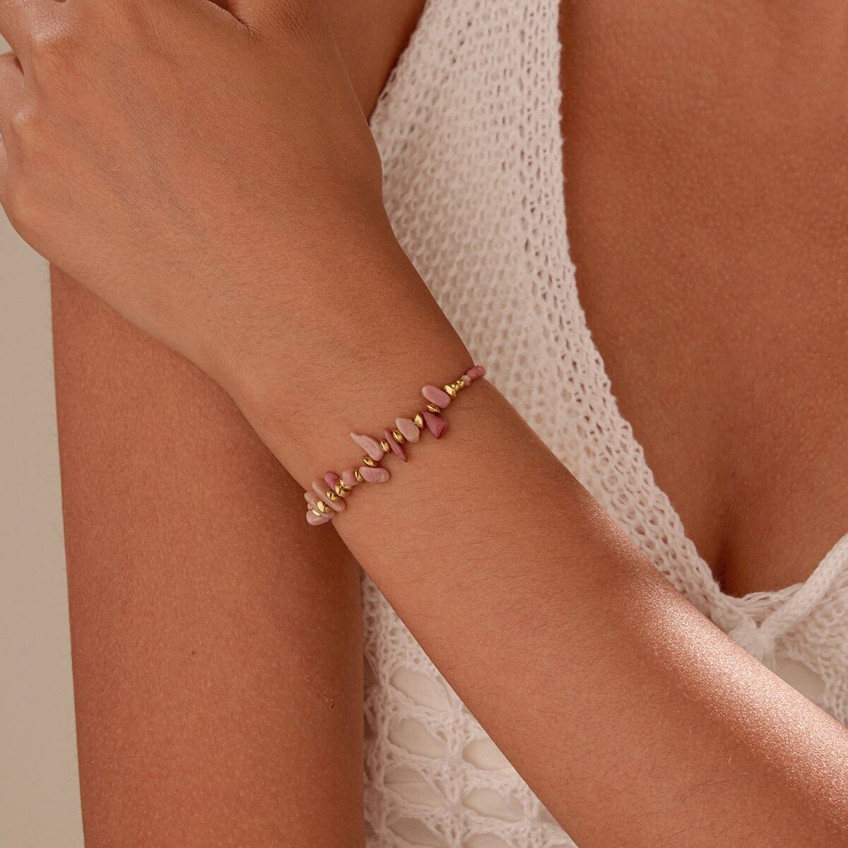 Bracciale in oro con perle sfaccettate rosa cipria e frammenti di rodonite