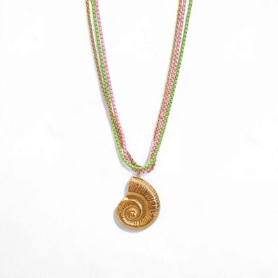 Gilles – Collier chaînes colorées entrelacées & pendentif coquille doré