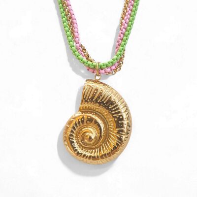 Gilles – Collar con cadenas de colores entrelazadas y colgante de concha dorada