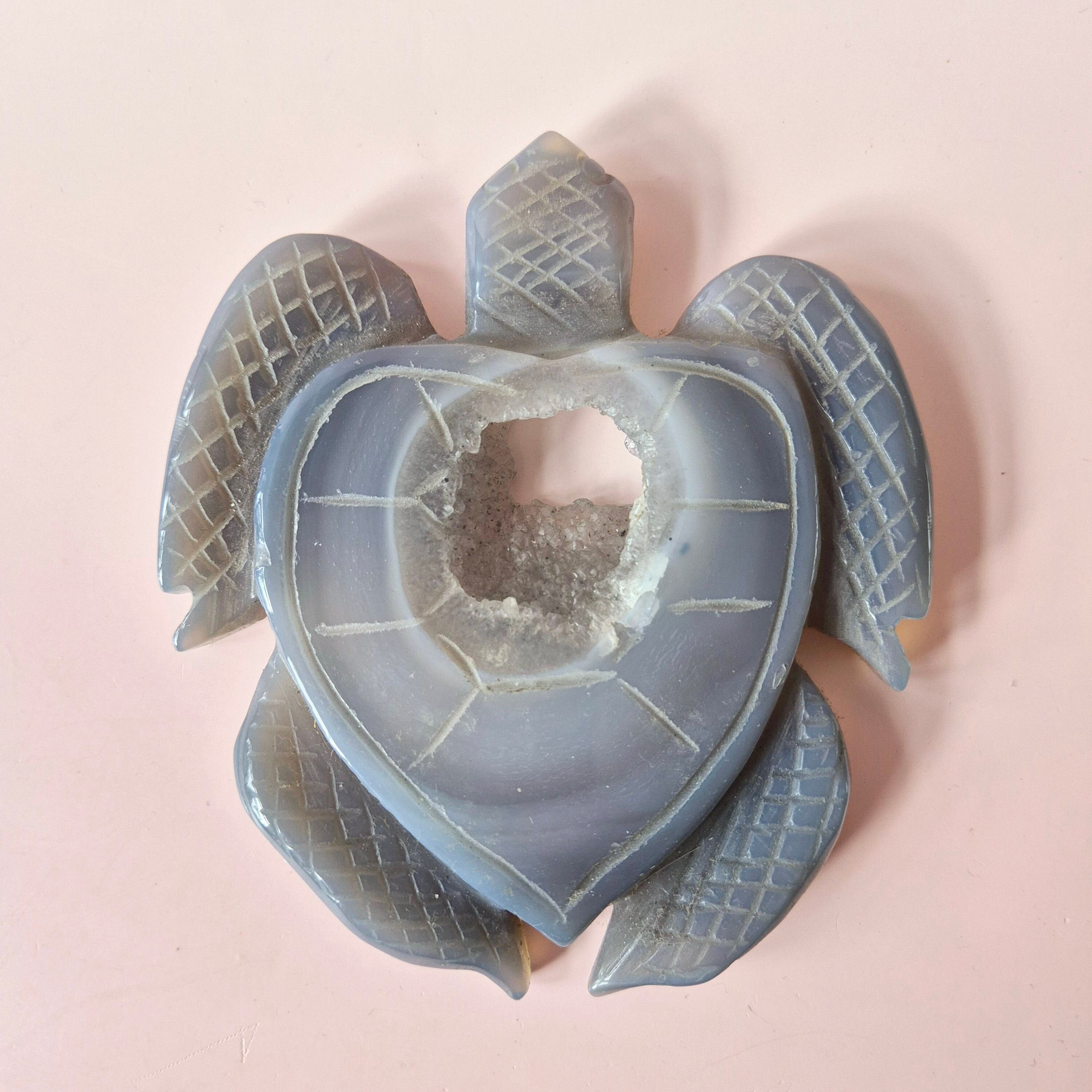 Grande tortue en agate grise avec druzy (8–12 cm) n° 7 – Sculpture en pierre précieuse sculptée à la main