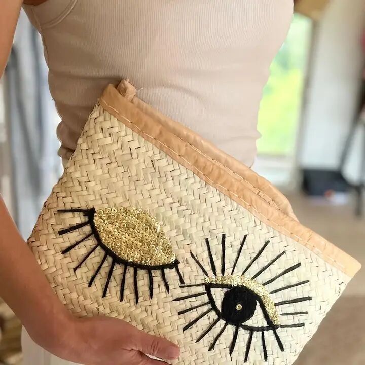✨ Winking Eye Gold Clutch – Handgewebte handwerkliche Eleganz