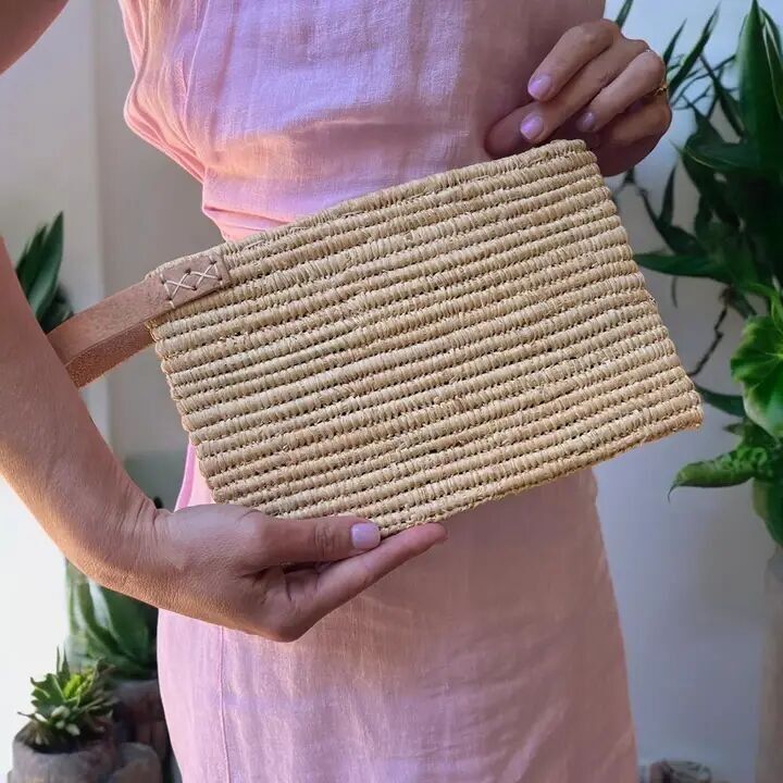 👜 Raffia Plain Clutch – Handgewebte Eleganz
