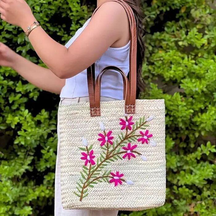 Handgemachte Einkaufstasche aus Stroh mit Blumenstickerei und Leder