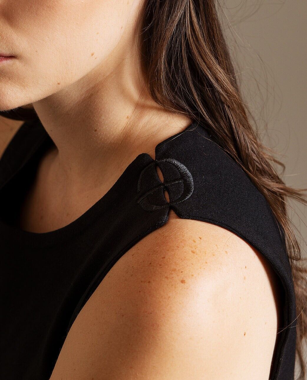 Etuikleid aus Milano-Stich mit gestickten Logos