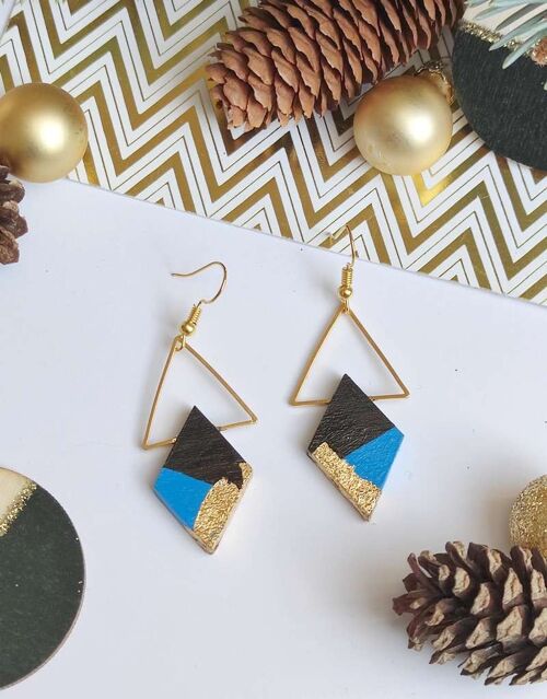 Boucles d'oreilles triangle doré et losange d'ébène peint en bleu océan, feuille d'or.