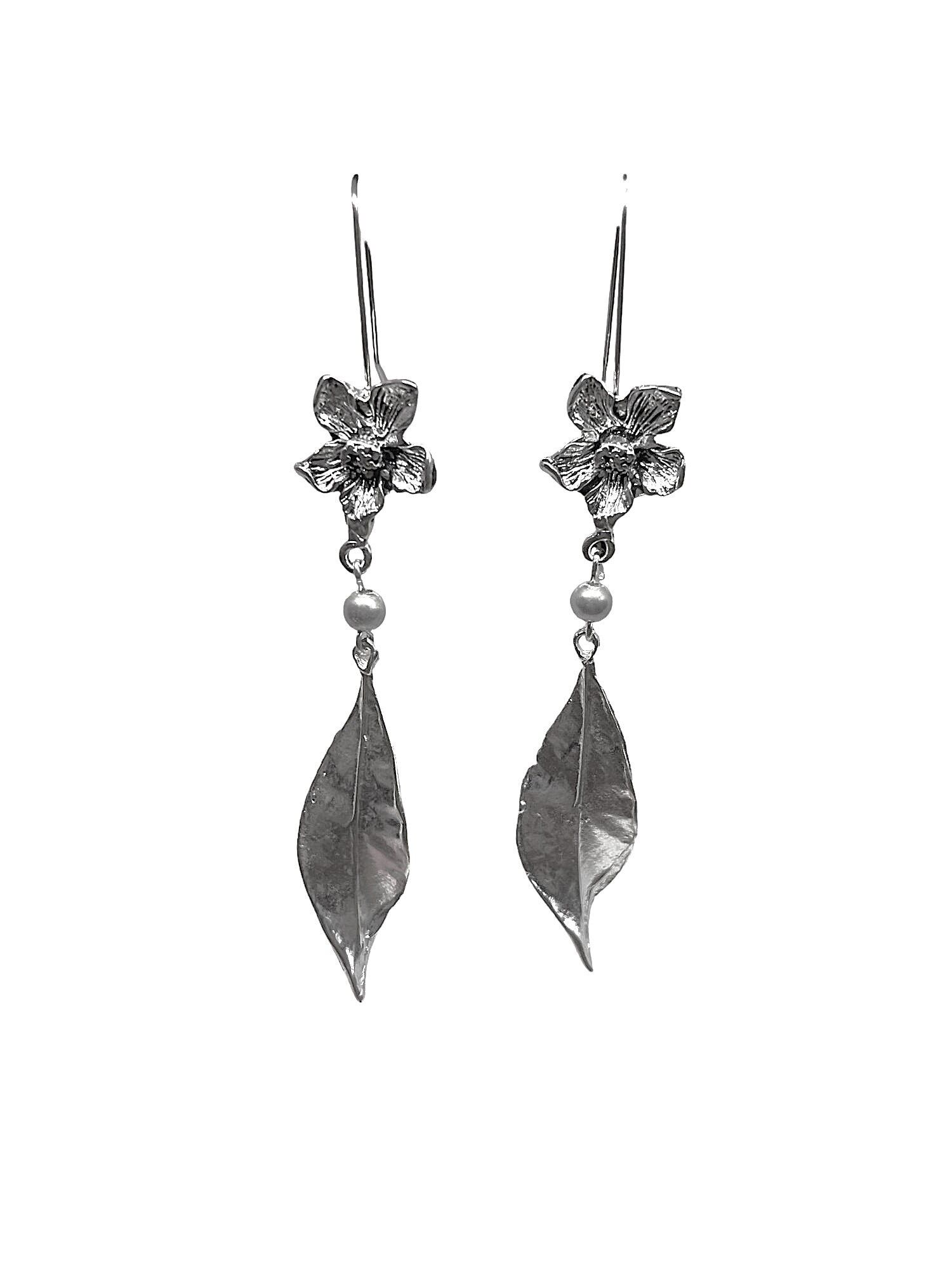 Orecchino fiore autunnale in ottone e zama placcato in argento sterling