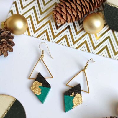 Orecchini triangolo dorato e rombo in ebano dipinti in verde smeraldo, foglia oro.