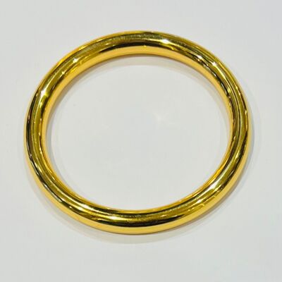 Anello liscio in acciaio inossidabile con una semplice forma circolare