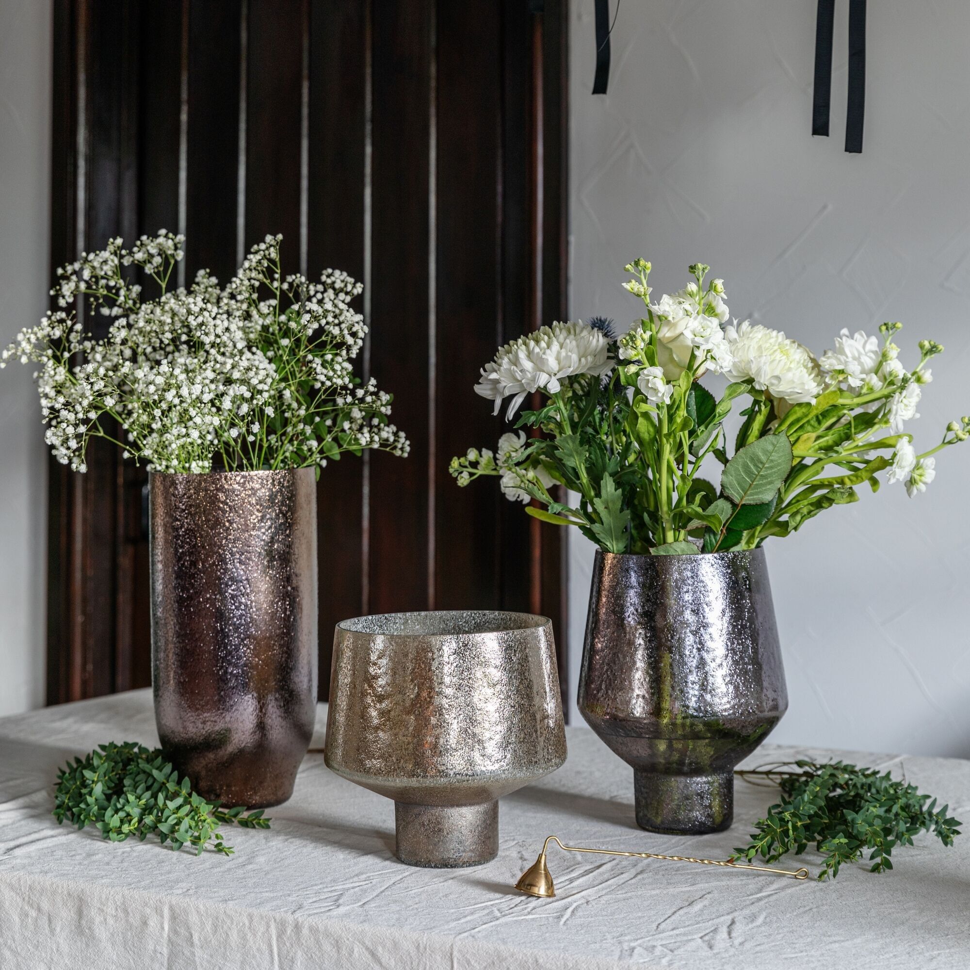 Opulento vaso metallico curvo alto