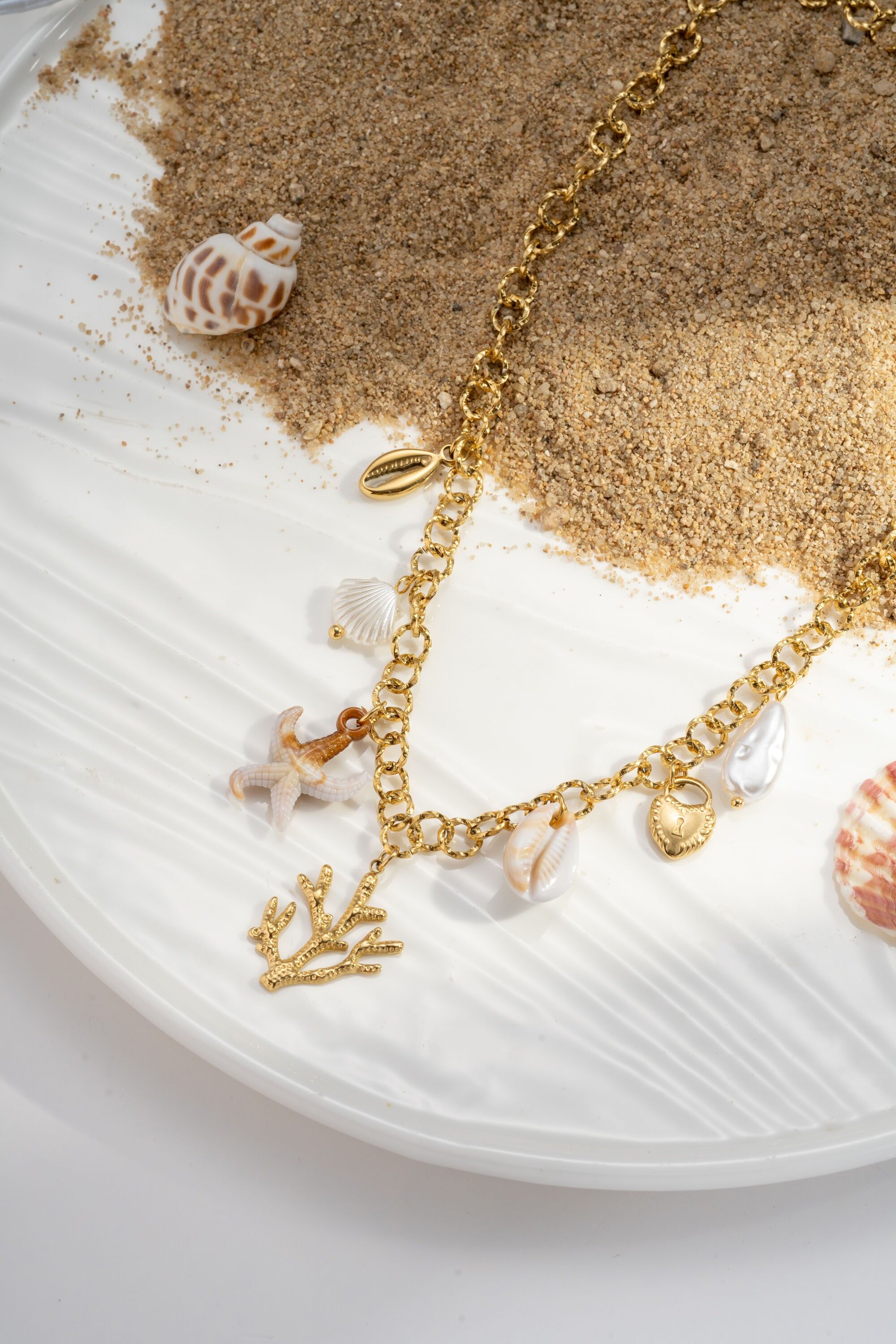 Collar con dije dorado "Marine Glow" en acero inoxidable