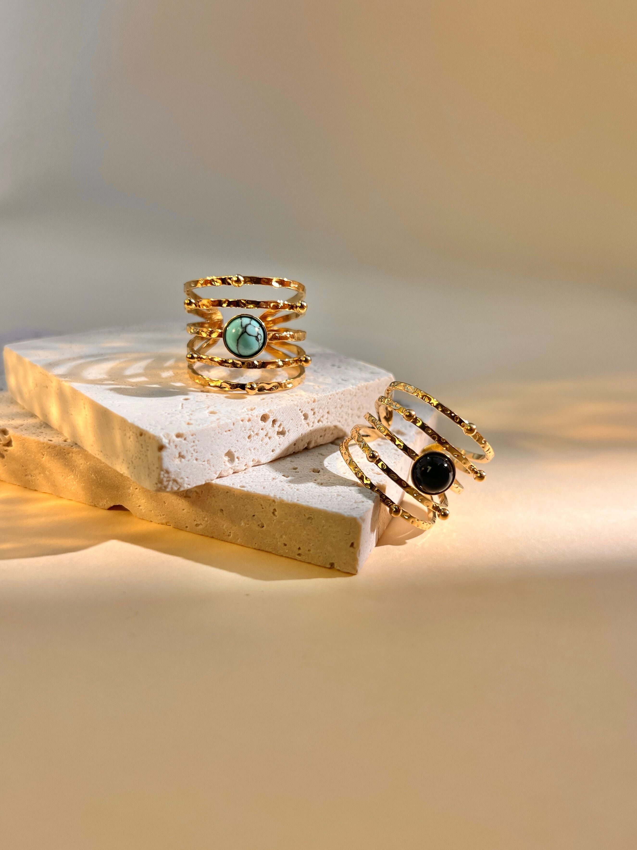 Anillo ajustable de varias filas de piedras en acero inoxidable.