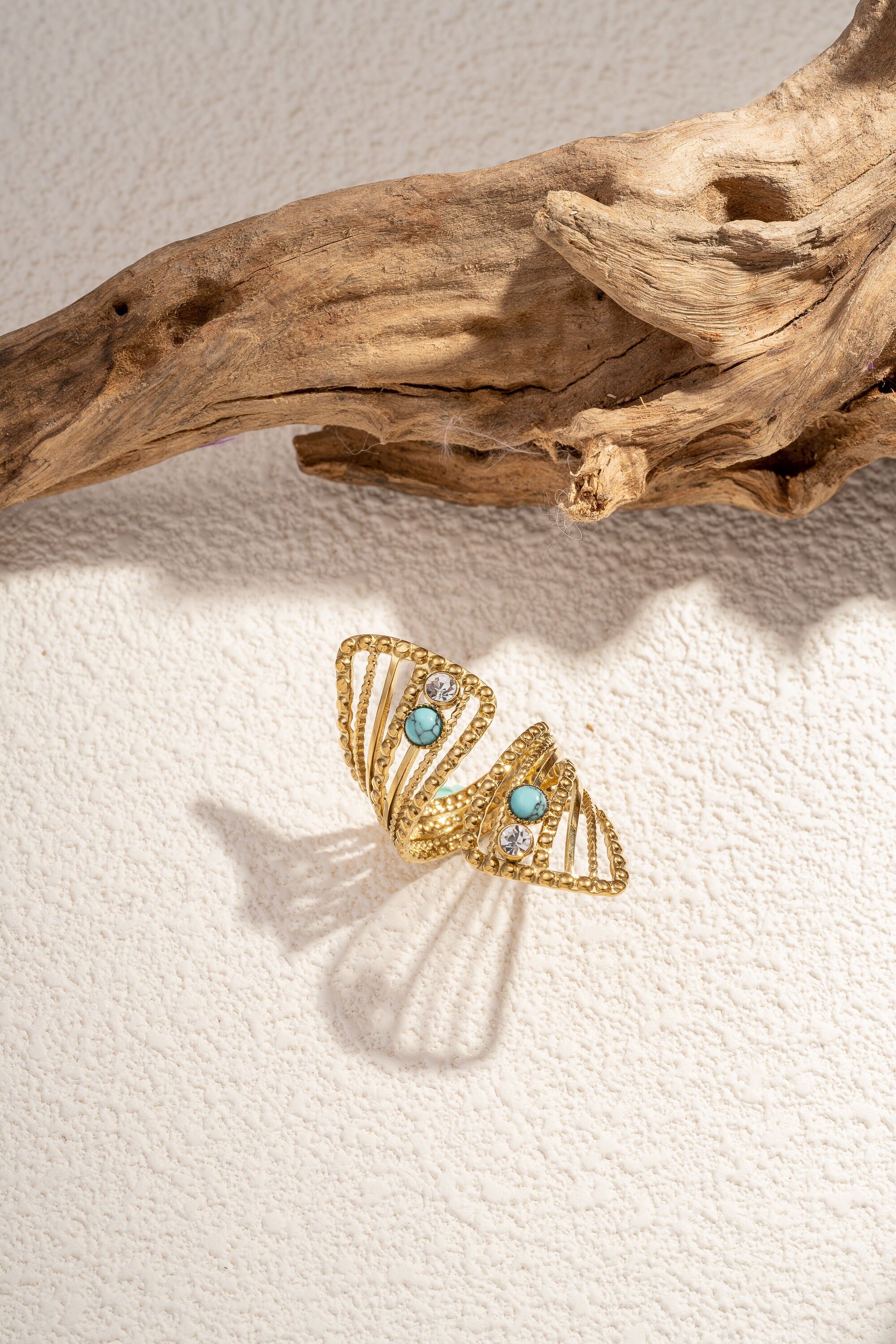 Anillo de acero inoxidable con diseño retorcido ajustable.