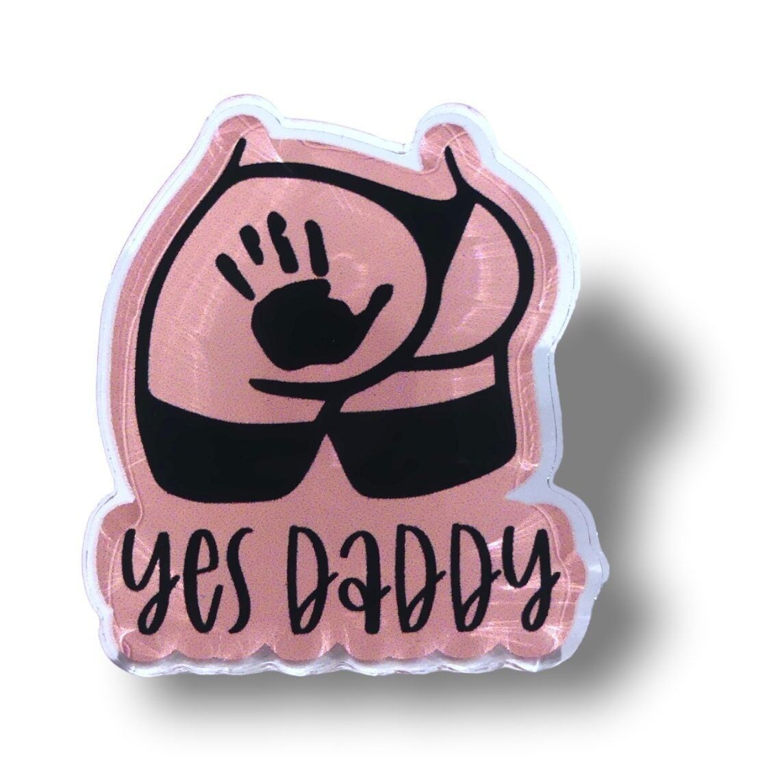 Pin acrílico coleccionable Yes Daddy