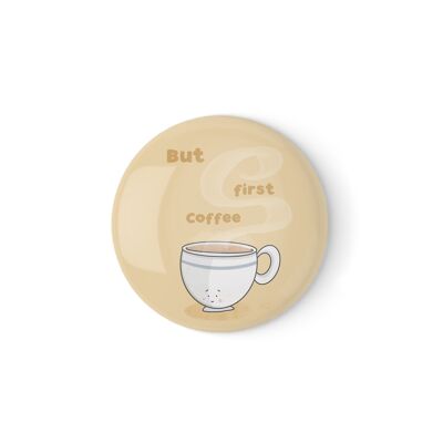 Ma prima, il caffè: simpatico distintivo o magnete per tazza da caffè