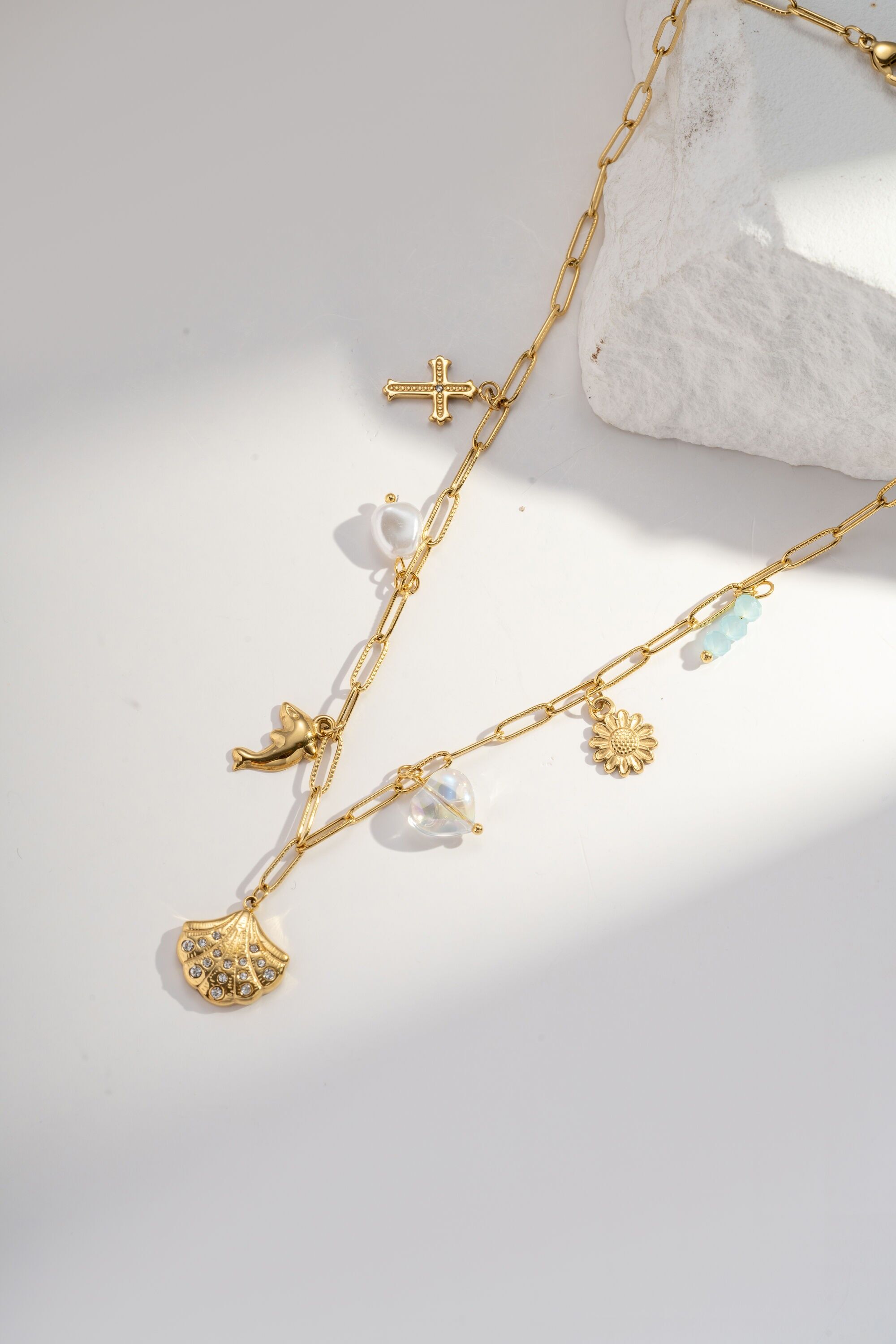 Collar de oro con dijes: concha, cruz, flor, delfines y perla - Acero inoxidable