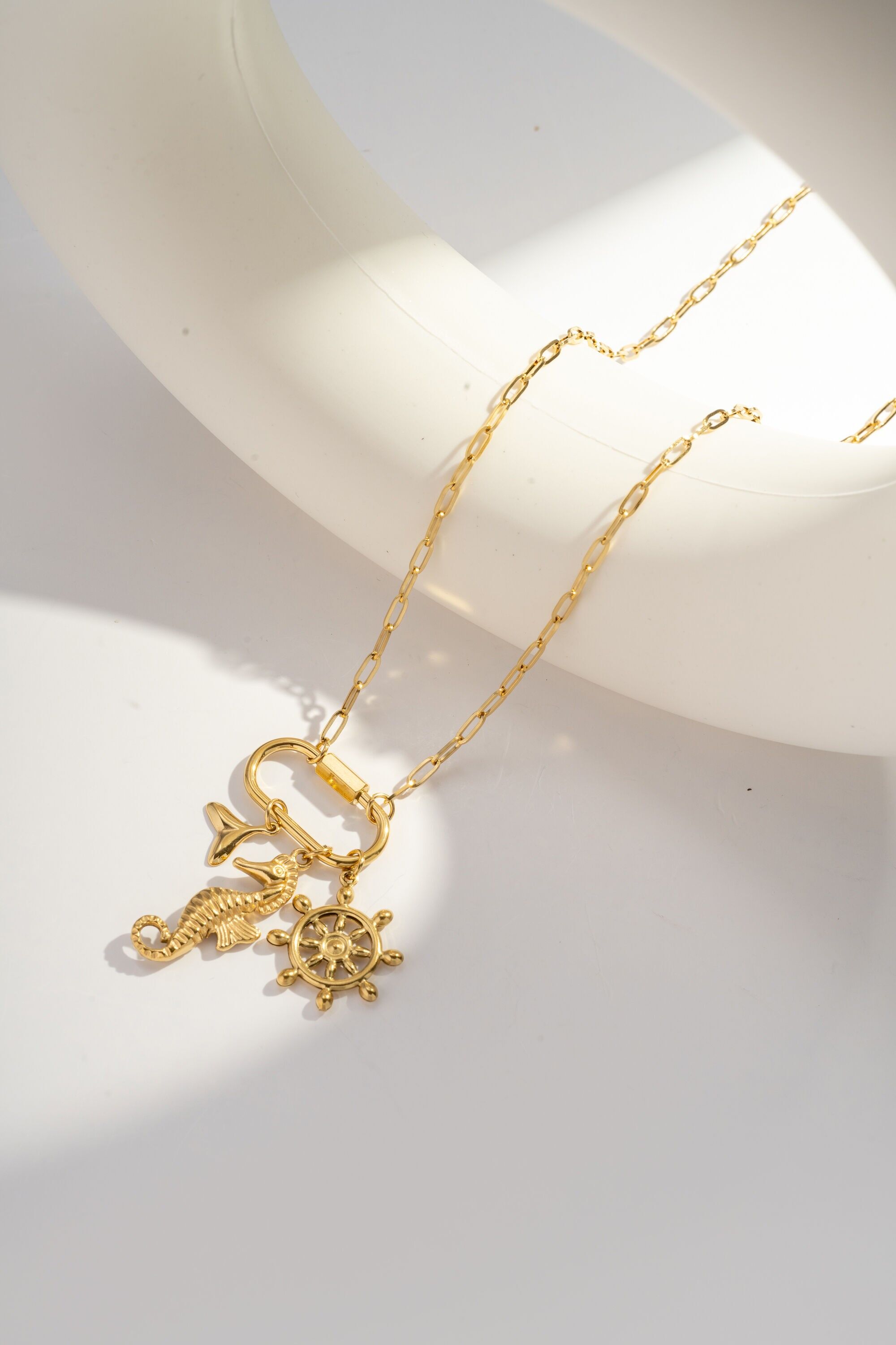 Collar con dije náutico: timón, caballito de mar y cola de sirena - Acero inoxidable dorado
