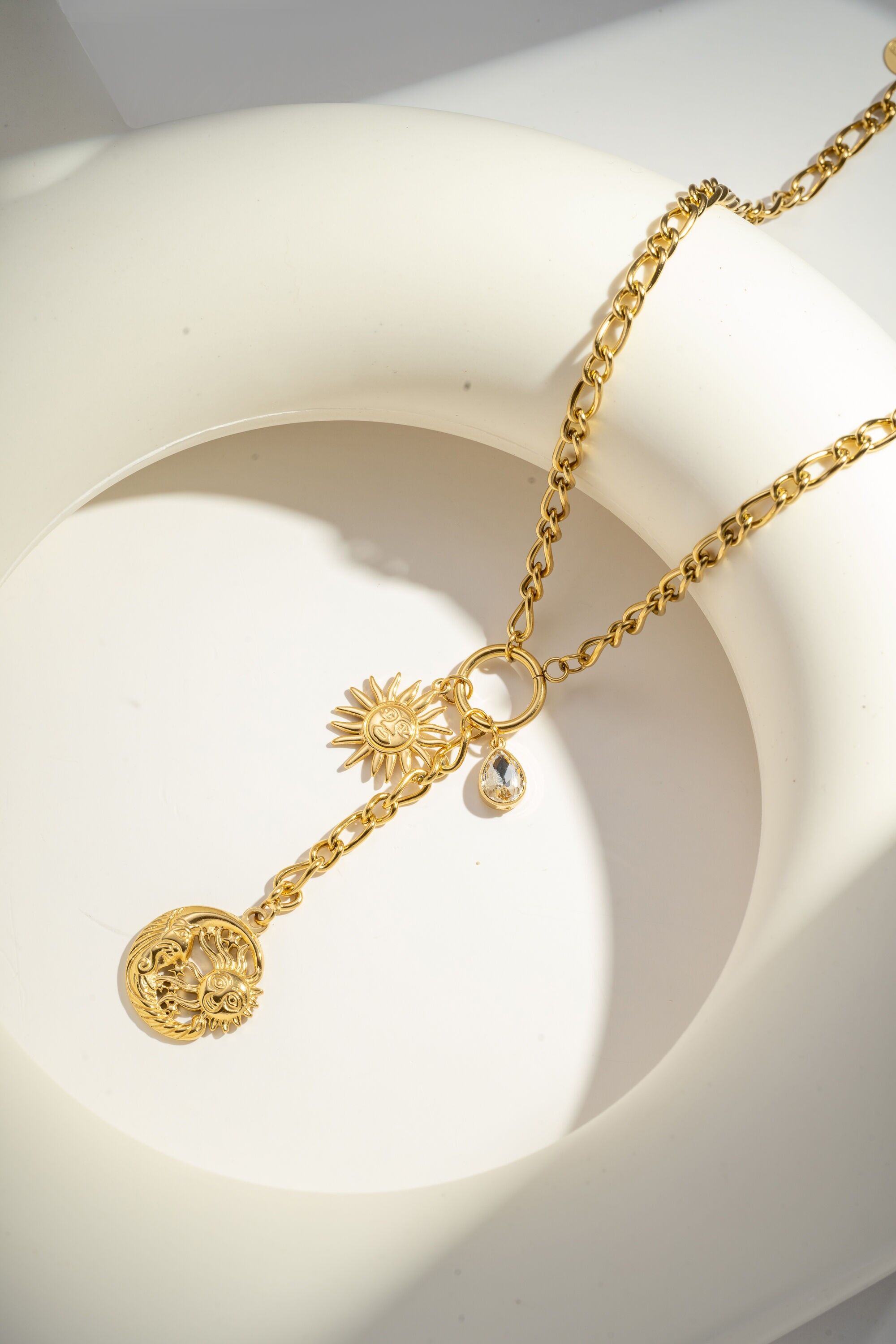 Collar en forma de Y con colgante de Sol y Luna de acero inoxidable