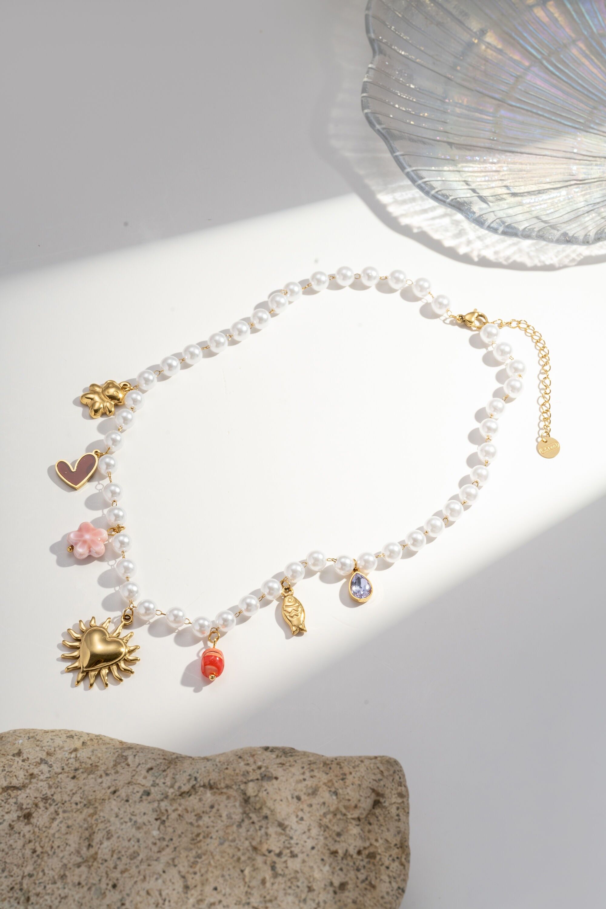 Collar de acero inoxidable con perlas y dijes