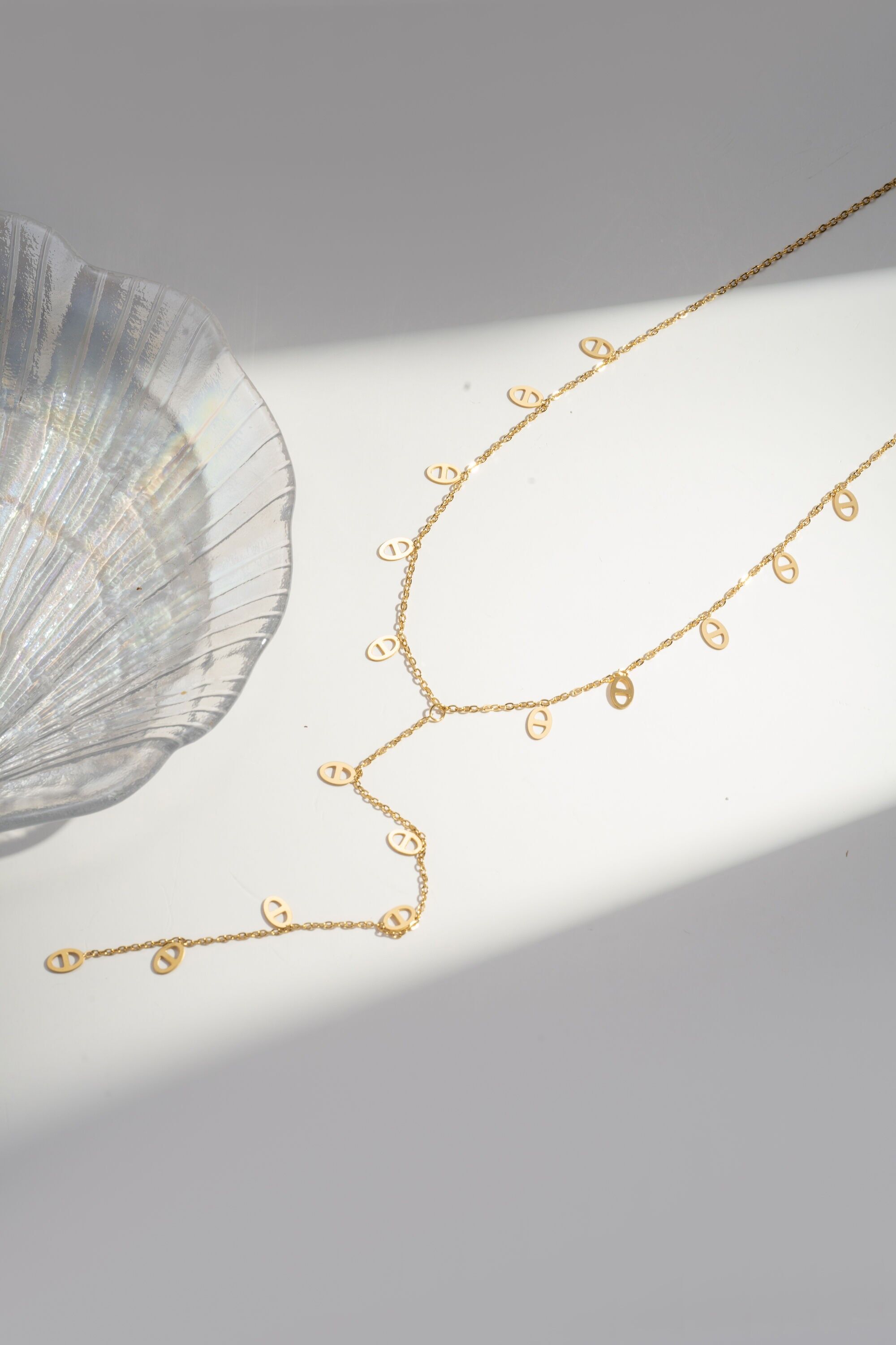 Collar de acero inoxidable dorado en forma de Y