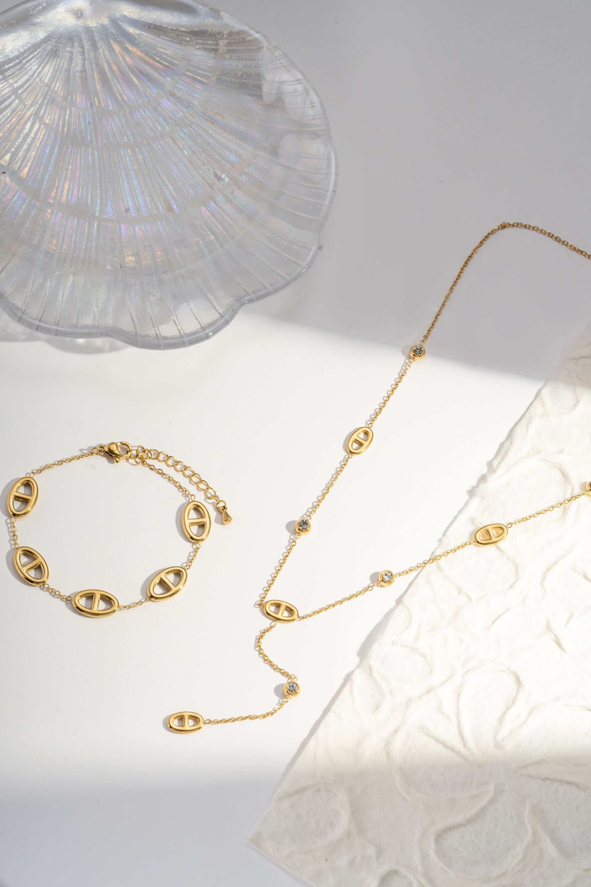 Collar en forma de Y con óvalo y diamantes de imitación de acero inoxidable dorado