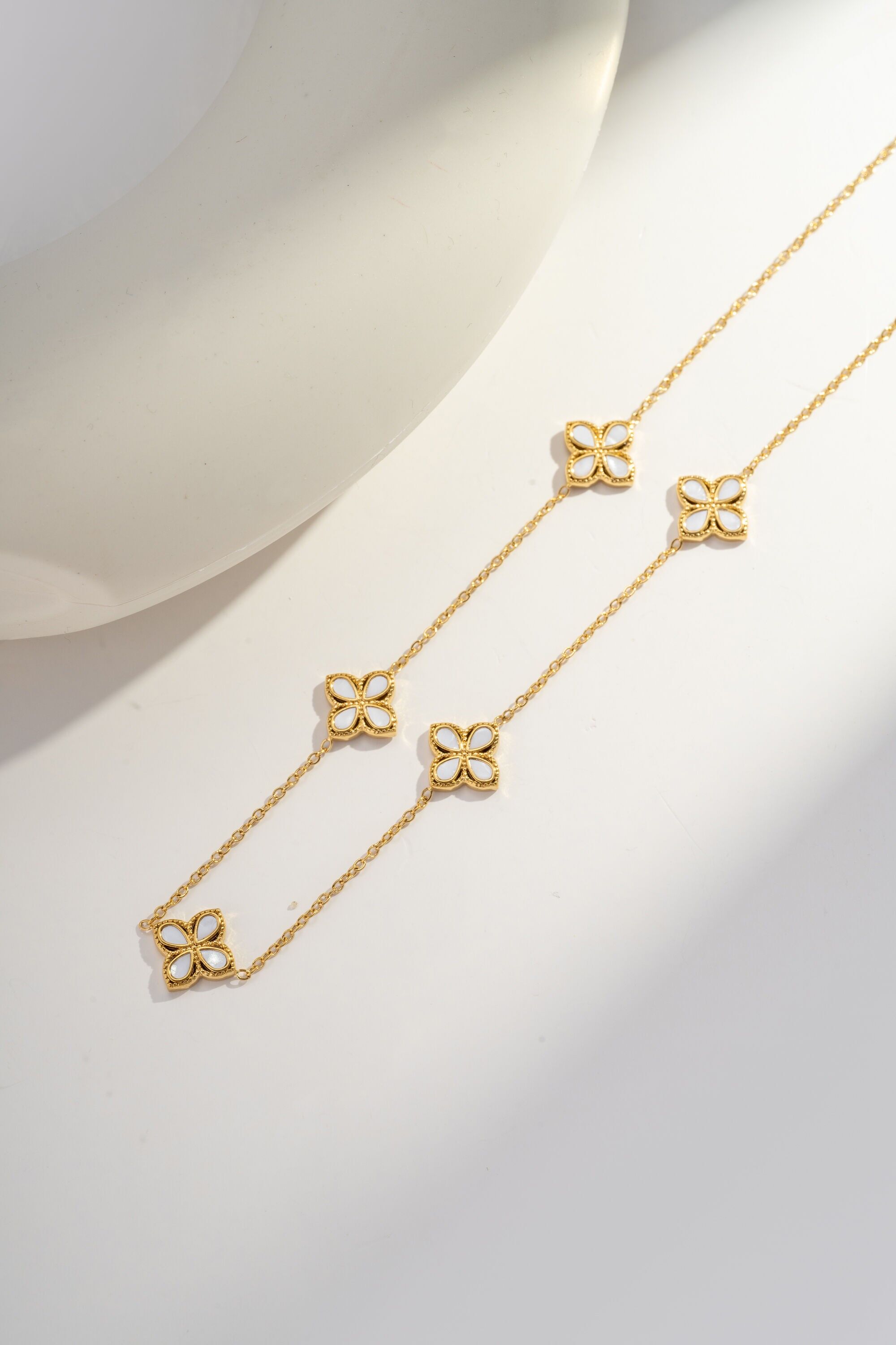 Collar de flores caladas de oro – Brillo perlado