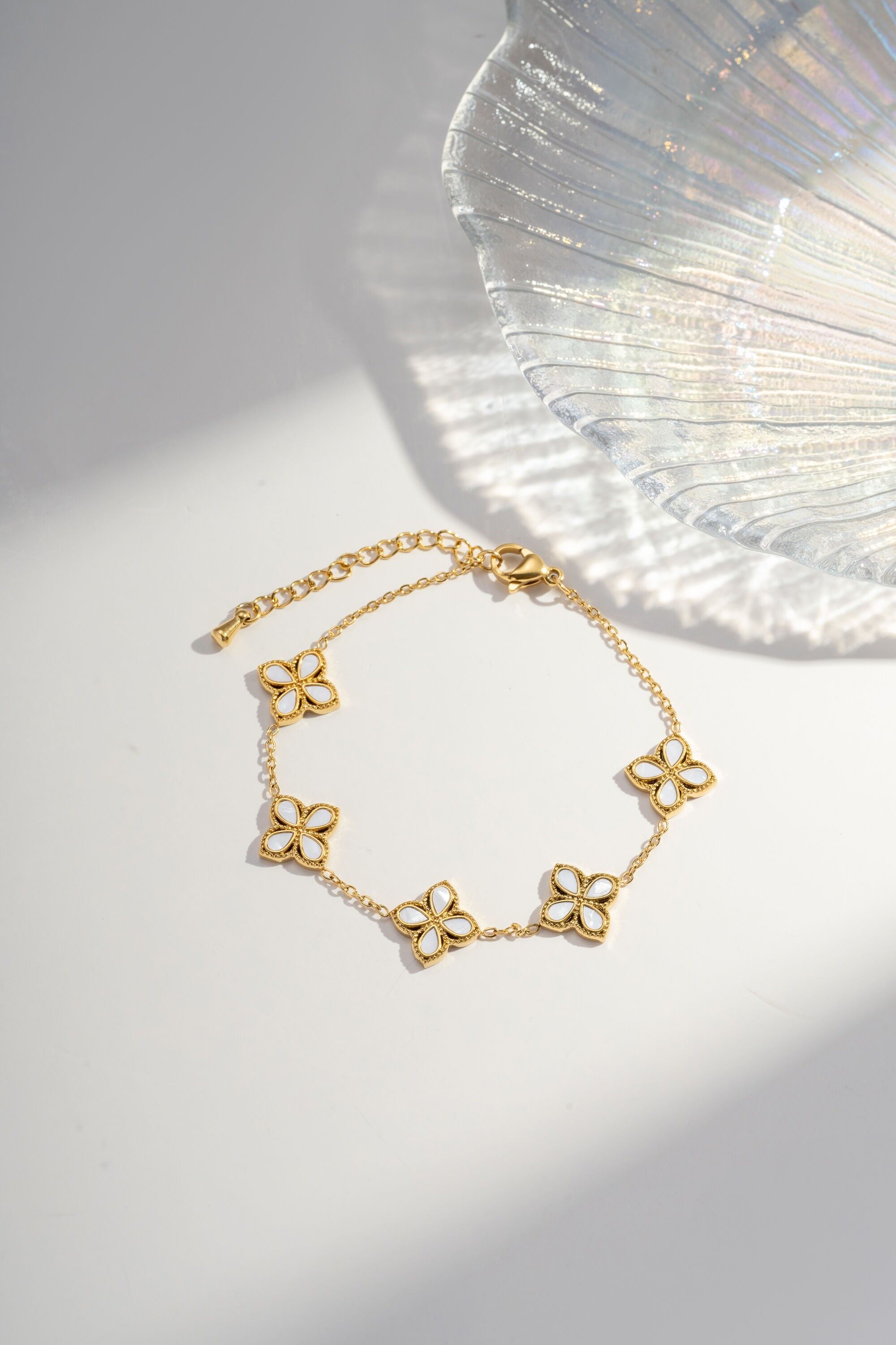 Pulsera de trébol de nácar – acero inoxidable bañado en oro